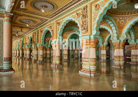 Aula, öffentliche Durbar Hall, Innenraum geschossen von Mysore Palast oder ambavilas Palace, Mysore, Hassan, Karnataka, Indien Stockfoto