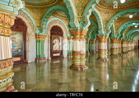 Aula, öffentliche Durbar Hall, Innenraum geschossen von Mysore Palast oder ambavilas Palace, Mysore, Hassan, Karnataka, Indien Stockfoto