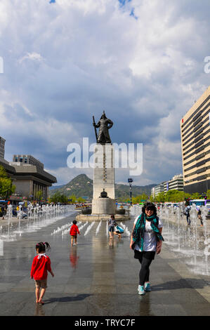 Seoul, Korea, 1., Mai, 2013. Statue von Admiral Yi Sun-sin mit dem 12.23 Brunnen vor am Gwanghwamun Plaza. Stockfoto