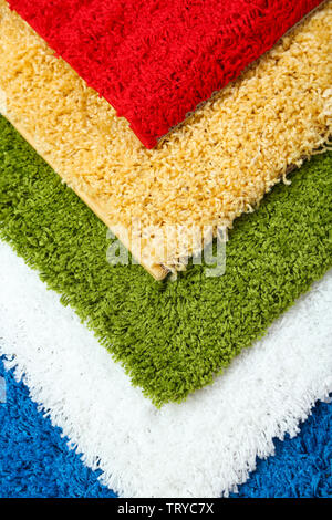 Viele Teppiche in verschiedenen Farben close-up Stockfoto