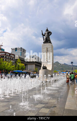 Seoul, Korea, 1., Mai, 2013. Statue von Admiral Yi Sun-sin mit dem 12.23 Brunnen vor am Gwanghwamun Plaza. Stockfoto