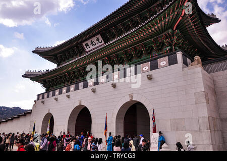 Seoul, Korea, 1., Mai, 2013. Vorderansicht des Gwanghwamun, ist der wichtigste und größte Tor der Gyeongbokgung Palast, Jongno-gu, Seoul, Südkorea. Stockfoto