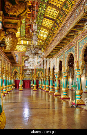 Bunte Säulen im Privaten Durbar Hall, Innenraum geschossen von Mysore Palast oder ambavilas Palace, Mysore, Hassan, Karnataka, Indien Stockfoto