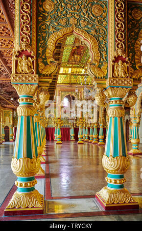 Bunte Säulen im Privaten Durbar Hall, Innenraum geschossen von Mysore Palast oder ambavilas Palace, Mysore, Hassan, Karnataka, Indien Stockfoto