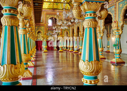 Bunte Säulen im Privaten Durbar Hall, Innenraum geschossen von Mysore Palast oder ambavilas Palace, Mysore, Hassan, Karnataka, Indien Stockfoto