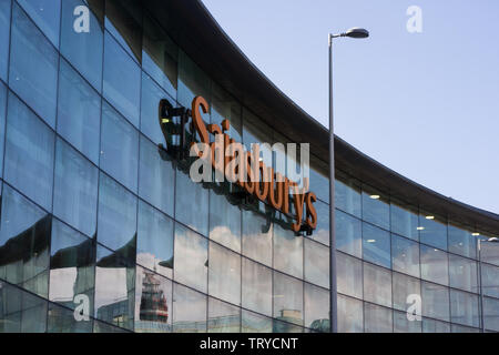 Blackpool England, 6. Mai 2019: Sainsbury's Supermarkt auf Talbot Rd mit den Turm in seiner Glasfenster wider Stockfoto