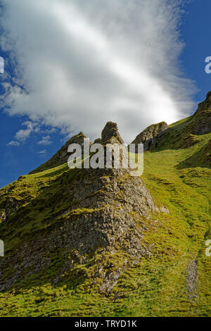 Großbritannien, Derbyshire, Peak District, Castleton, Limestone Pinnacles in Winnats Pass Stockfoto