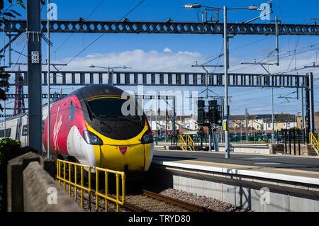 Blackpool England, 6. Juni 2019: Eine Jungfrau am Bahnhof eine Plattform in Blackpool North Station warten Stockfoto