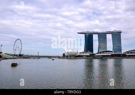 Singapur, 2. Oktober 2015. Querformat von Singapur mit Marina Bay Sands, Singapur Flyer im Hintergrund. Stockfoto