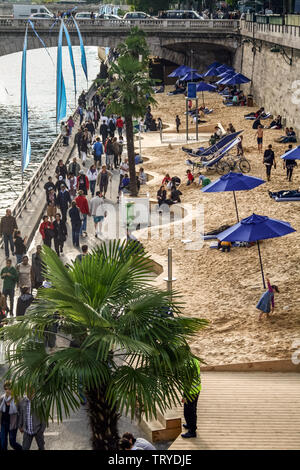 PARIS, Frankreich, 23. JULI 2011: Voll seine Banken (Quais de Seine) in Strände verwandelt, der während des Arbeitsgangs Paris Plage so organisiert ist Stockfoto