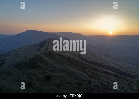 UK, Derbyshire, Peak District, Sonnenuntergang über große Ridge von zurück Tor gesehen Stockfoto