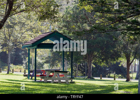 Ein terracotta Fliese überdacht Picknick essen Bereich in einem üppigen grünen Park an hallidays Punkt auf die NSW Mitte der Nordküste von Australien Stockfoto