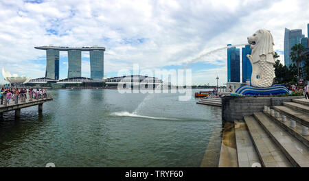 Singapur, 2. Oktober 2015. Querformat von Singapur mit Marina Bay Sands und Merlion Park im Hintergrund. Stockfoto