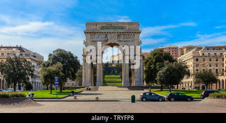 Genua, Italien - 9. MÄRZ 2019: Die Arco della Vittoria (Siegestor) in Genua, Italien Stockfoto