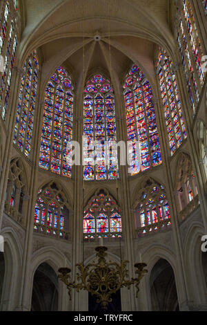 Clerestory Glasfenster am östlichen Ende der Kathedrale. Stockfoto