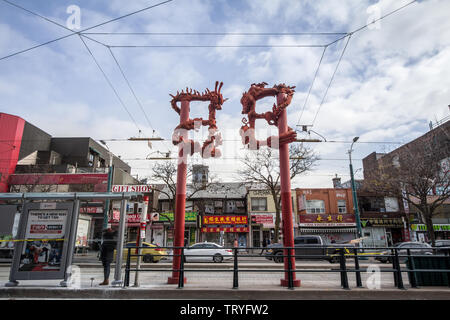 TORONTO, KANADA - 14. NOVEMBER 2018: Dragon Gates im Eingang des Toronto West Chinatown, in Ontario. Es ist die chinesische ethnische Viertel Stockfoto