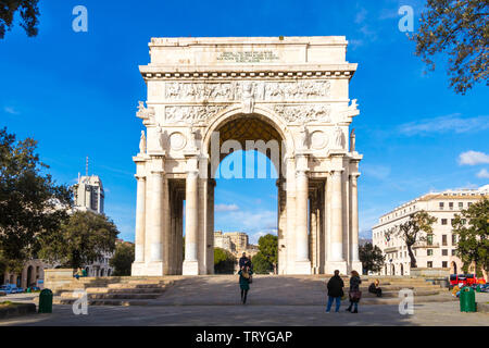 Genua, Italien - 9. März, 2019: Blick auf Genua Sieg Bogen und die Genuesen, die während des Zweiten Weltkrieges starb ich, Genua, Italien Stockfoto