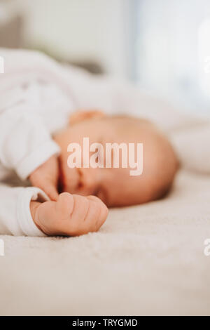 Winzige Hand eines schlafenden Baby Stockfoto
