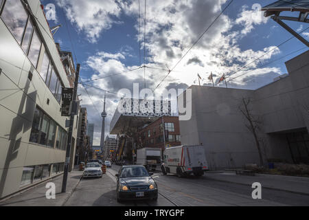 TORONTO, KANADA - 14 November 2018 : Äußeres der Kunstgalerie von Ontario, vor, das Kunstmuseum von Toronto, mit der CN Tower (Canadian National) Stockfoto