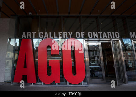 TORONTO, KANADA - 14. NOVEMBER 2018: Kunstgalerie von Ontario Eingang mit seinen ikonischen Zeichen vor. Es ist das wichtigste Kunstmuseum von Toronto und einen touristischen l Stockfoto