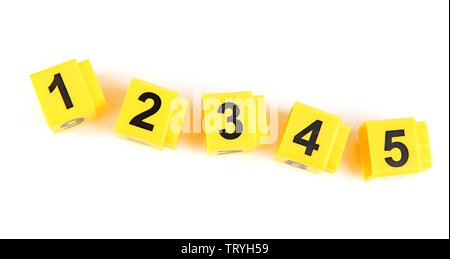 Pädagogische Würfel mit verschiedenen Nummern isoliert auf weißem Stockfoto