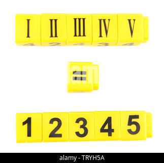 Pädagogische Würfel mit verschiedenen Nummern isoliert auf weißem Stockfoto