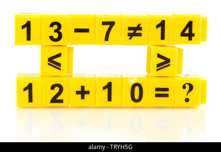 Pädagogische Würfel mit verschiedenen Nummern isoliert auf weißem Stockfoto