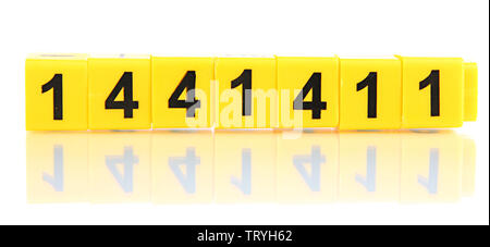 Pädagogische Würfel mit verschiedenen Nummern isoliert auf weißem Stockfoto