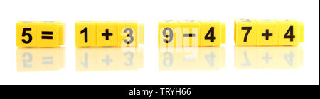 Pädagogische Würfel mit verschiedenen Nummern isoliert auf weißem Stockfoto