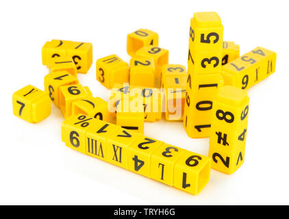 Pädagogische Würfel mit verschiedenen Nummern isoliert auf weißem Stockfoto