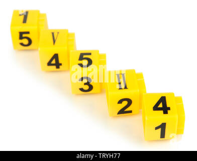 Pädagogische Würfel mit verschiedenen Nummern isoliert auf weißem Stockfoto