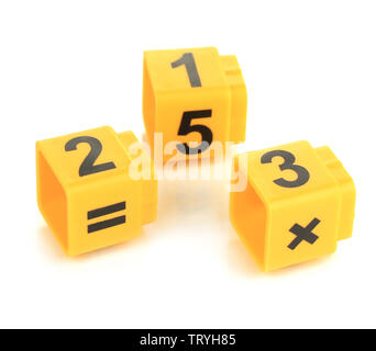 Pädagogische Würfel mit verschiedenen Nummern isoliert auf weißem Stockfoto