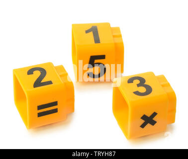 Pädagogische Würfel mit verschiedenen Nummern isoliert auf weißem Stockfoto