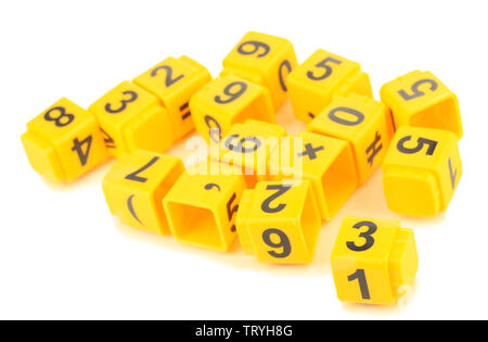 Pädagogische Würfel mit verschiedenen Nummern isoliert auf weißem Stockfoto