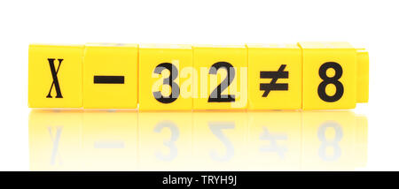 Pädagogische Würfel mit verschiedenen Nummern isoliert auf weißem Stockfoto