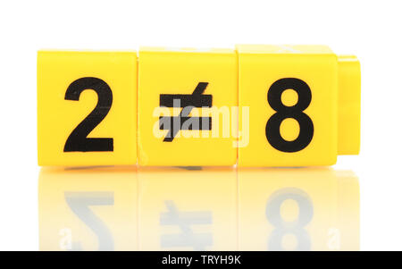 Pädagogische Würfel mit verschiedenen Nummern isoliert auf weißem Stockfoto