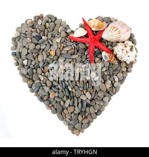 Schönen Herzen von kleinen Meer Steine und Muscheln, isoliert auf weißem Stockfoto