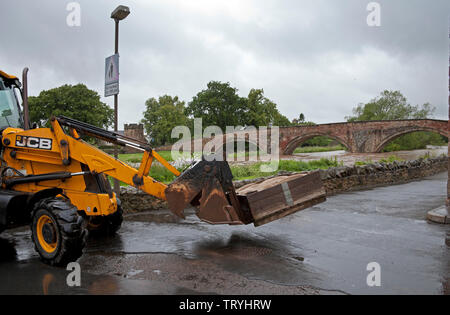 Haddington, East Lothian, Schottland. 13. Juni 2019. UK Wetter. Haddington, East Lothian, Schottland. Nach sintflutartigen Regen über Nacht Sandsäcke wurden platziert, geschwollene Flussufer zum Ufer nach East Lothian bis zu 90 mm Regen fallen Über 24 Stunden gesehen. An der Wasserseite Bistro, die Mauer zwischen es und das steigende Wasser gegeben wurde Sandsack unterstützen. Um Haddington bis zu 300 Sandsäcke wurden verwendet, um den Fluss Tyne, der hat eine große Anzahl an Restaurants und Geschäfte in der Nähe. Straße Dienstleistungen sind die Überwachung der laufenden Überschwemmungen bei den Straßen müssen geschlossen werden. Stockfoto