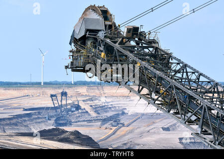 Schaufelradbagger und Windkraftanlagen in der Braunkohle Tagebau Garzweiler im Rheinischen Braunkohletagebaus. Stockfoto