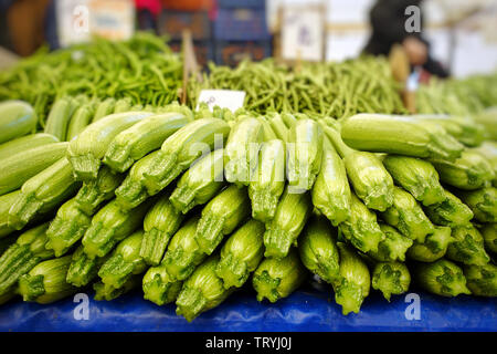 Organische gesunde Gemüse Kürbis in einem Lebensmittelgeschäft stehen Stockfoto