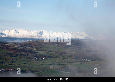 Die Verschneite alte Mann der Coniston und Coniston Fells an einem klaren Wintertag aus Scout Narbe in der Nähe von Kendal Cumbria Lake District England gesehen Stockfoto