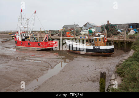 Hölzerne Fischerboote bei Ebbe an brancaster Staithe Quay, im Dorf Brancaster Staithe auf die Küste von Norfolk in England Stockfoto