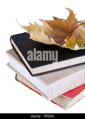 Bücher und Herbst Blatt auf Weiß isoliert Stockfoto