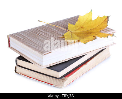 Bücher und Herbst Blatt auf Weiß isoliert Stockfoto