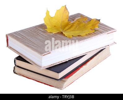 Bücher und Herbst Blatt auf Weiß isoliert Stockfoto