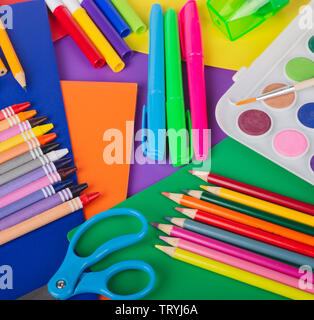 Ansicht von oben der bunten Zeichnung und Färbung der Schule liefert der Buntstifte, Bleistifte, Markierungen und Farbe Stockfoto