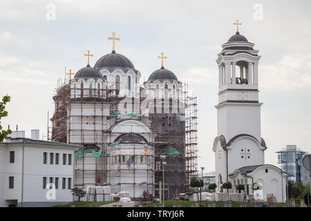 Belgrad, SERBIEN - 25. MAI 2018: Novi Beograd Orthodoxe Kirche derzeit in Bau, mit Gerüsten und Arbeiter, in Neu Belgrad, gehört. Stockfoto