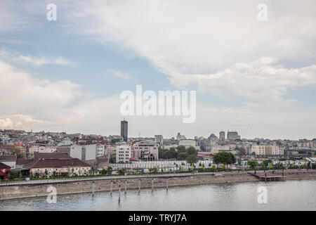 Belgrad, Serbien - Juni 3, 2018: Panorama der Landschaft vom Fluss Sava in Belgrad gesehen, mit der Altstadt von Savamala vor. Belgrad ist eine m Stockfoto