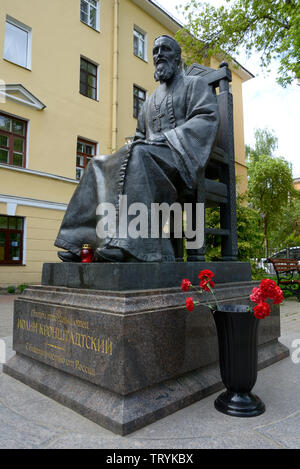 KRONSTADT, Russland - 24. Mai, 2019 - Denkmal für Johannes von Kronstadt, eine russische orthodoxe christliche Priester und Mitglied der Synode der Russischen Orth Stockfoto