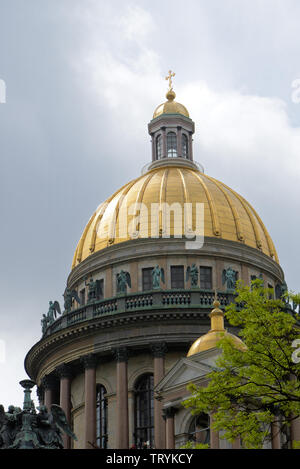 Blick auf die St. Isaacs Kathedrale Kuppel ist der größte Russisch-orthodoxe Kathedrale in Sankt Petersburg, Russland. Es ist eine der wichtigsten Sehenswürdigkeiten o Stockfoto